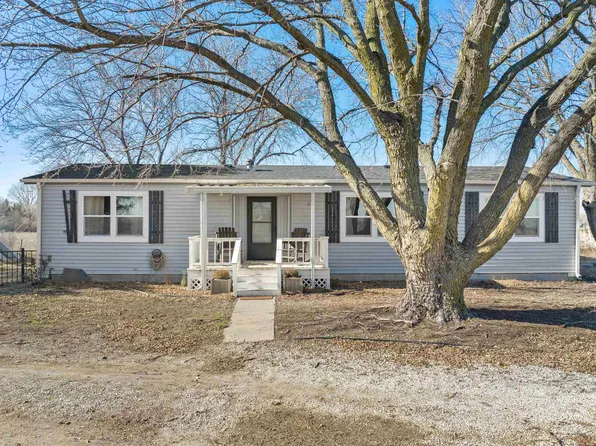 701 E Hoch St, Moundridge, KS 67107