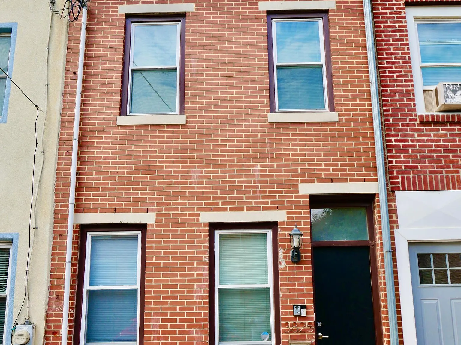3825 Mount Vernon St — Photo 2