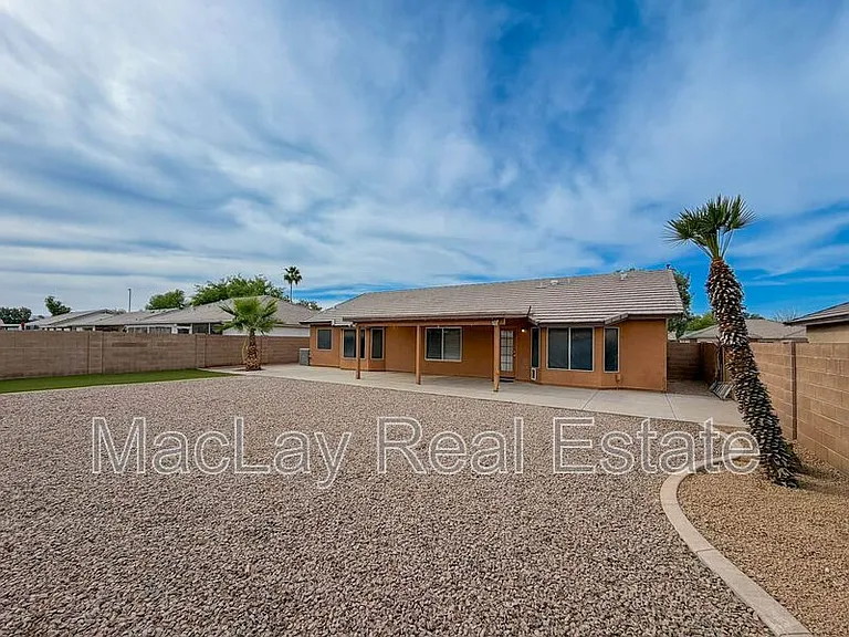 2863 E Oakland Ct — Photo 21