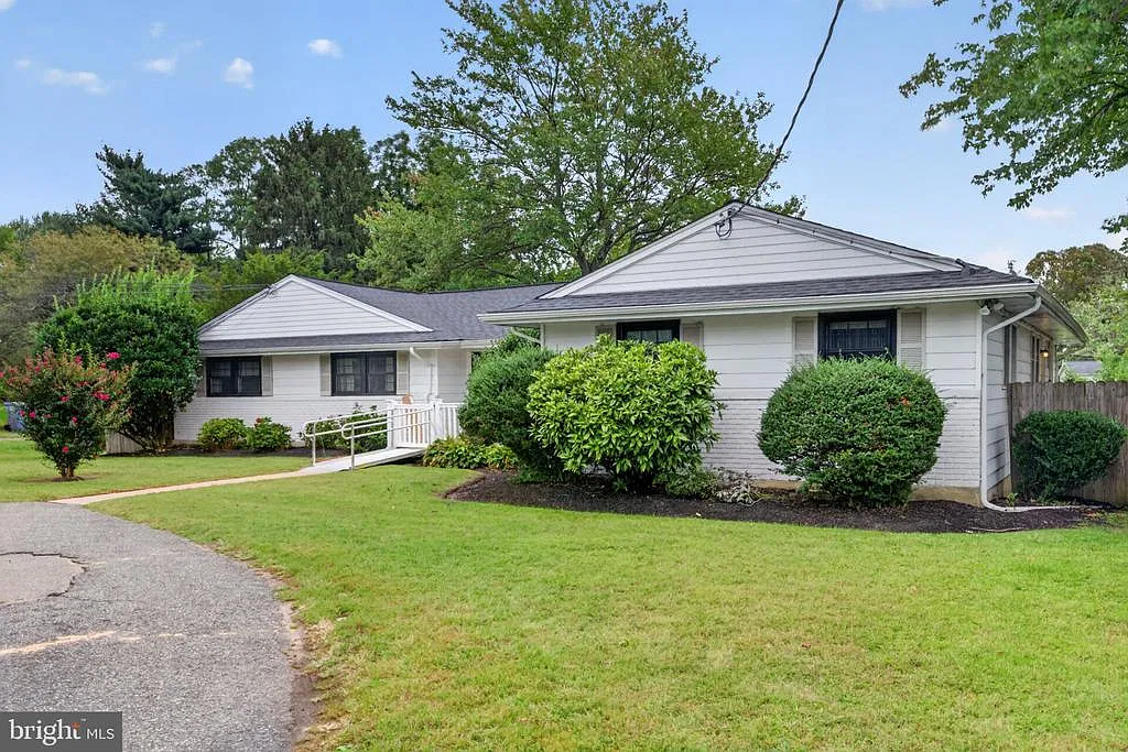 4 bed, 2.0 bath, 2399 sqft, $3,500 — Photo 2