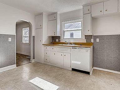 3rd image of 115 S Villa Dr