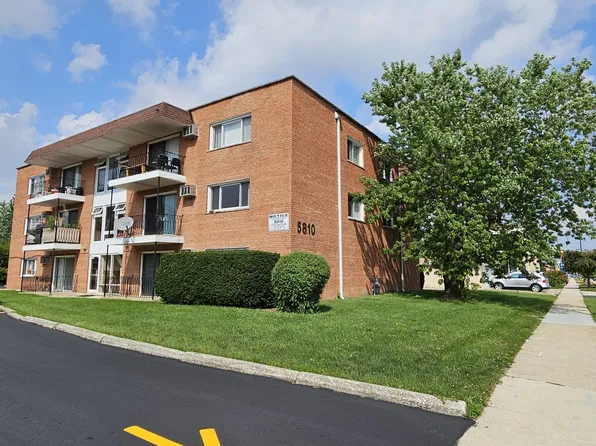 5810 W 87th St APT 2D, Burbank, IL 60459