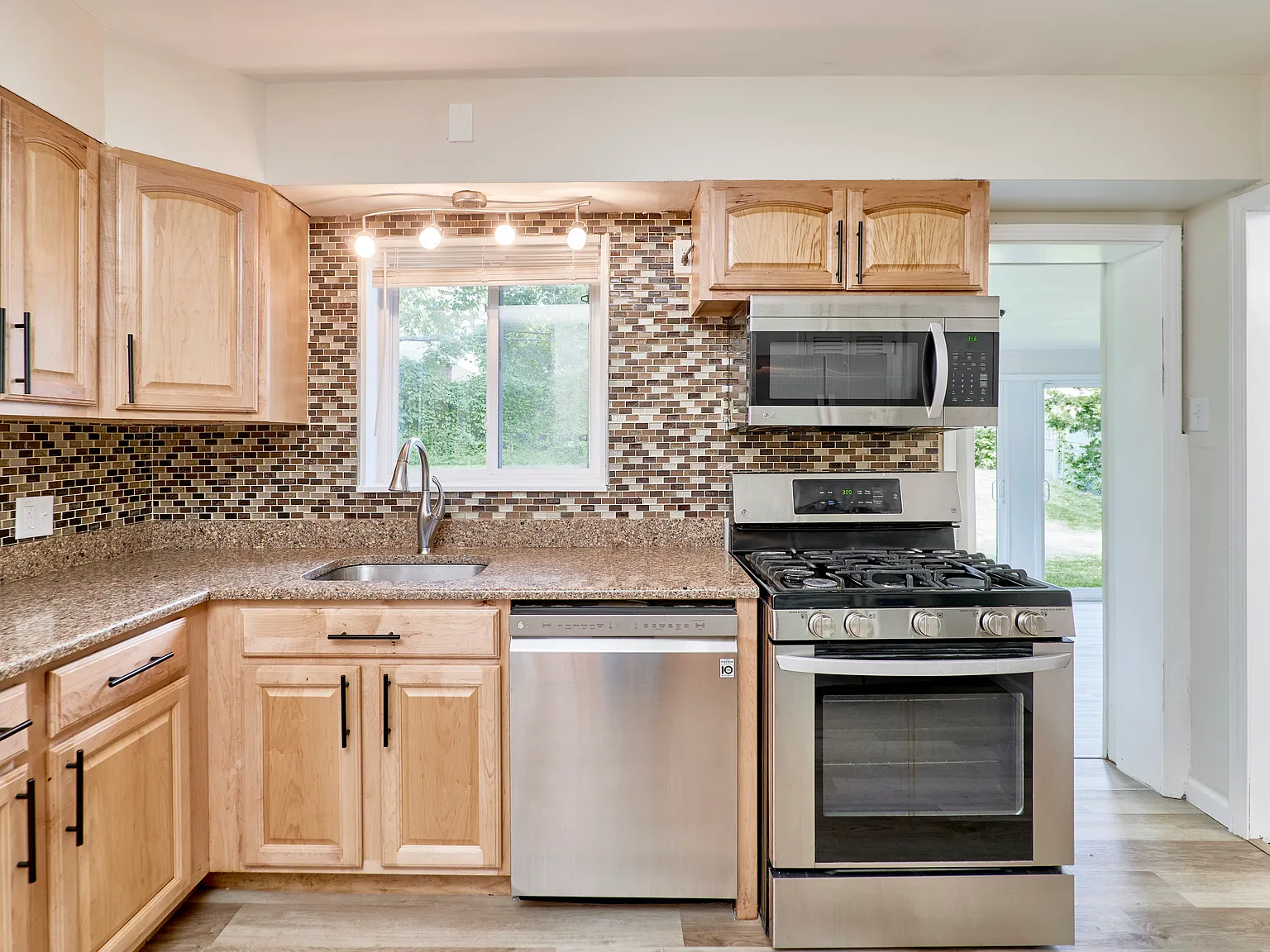 3 bed, 2738 sqft, $2,900 — Photo 3
