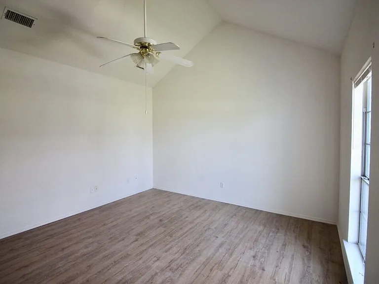 112-114 Collett Ct — Photo 5