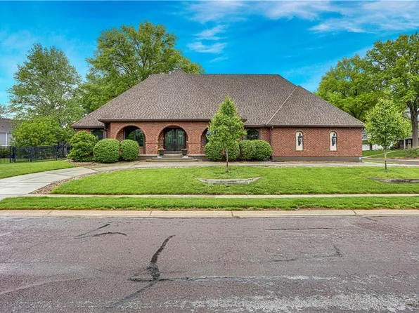 9000 W 104th St, Overland Park, KS 66212