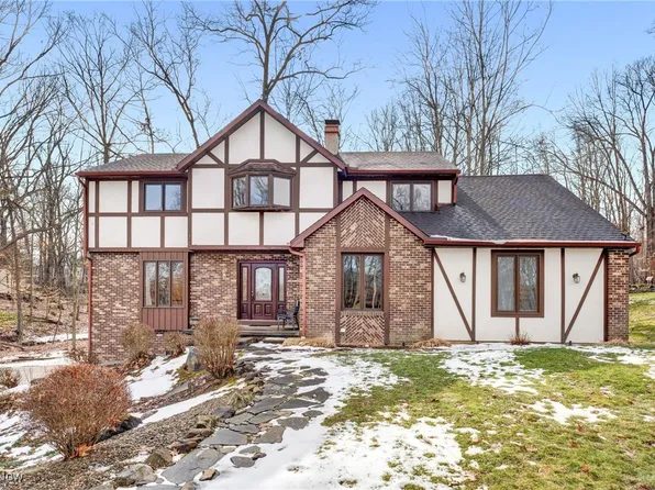 12298 Lake Forest Dr, Brecksville, OH 44141