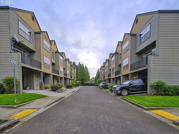 2nd image of 605 NE 84th Cir