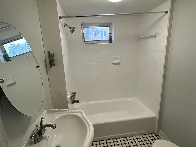 708 E Hollywood St — Photo 17
