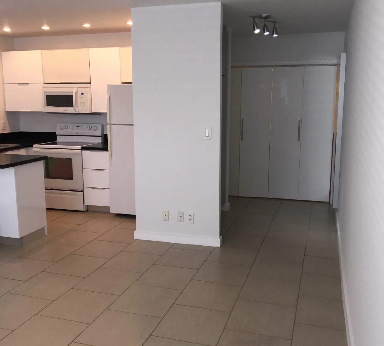 2830 NE 30th Pl — Photo 2