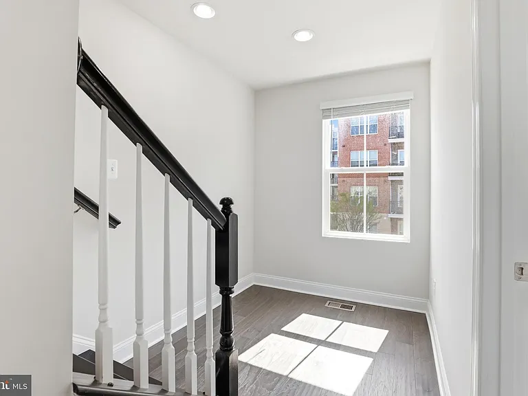 7140 Banbury Dr — Photo 24