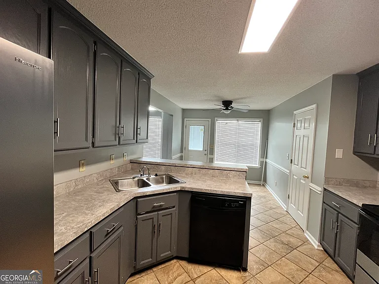102 Myles Ln — Photo 10