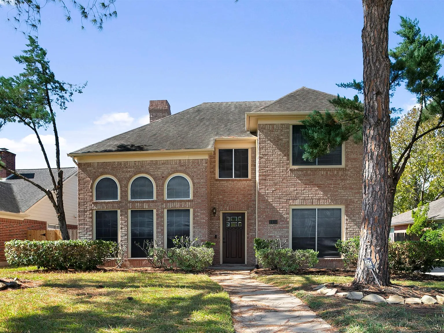 4 bed, 2.5 bath, 2590 sqft, $2,800 — Photo 1