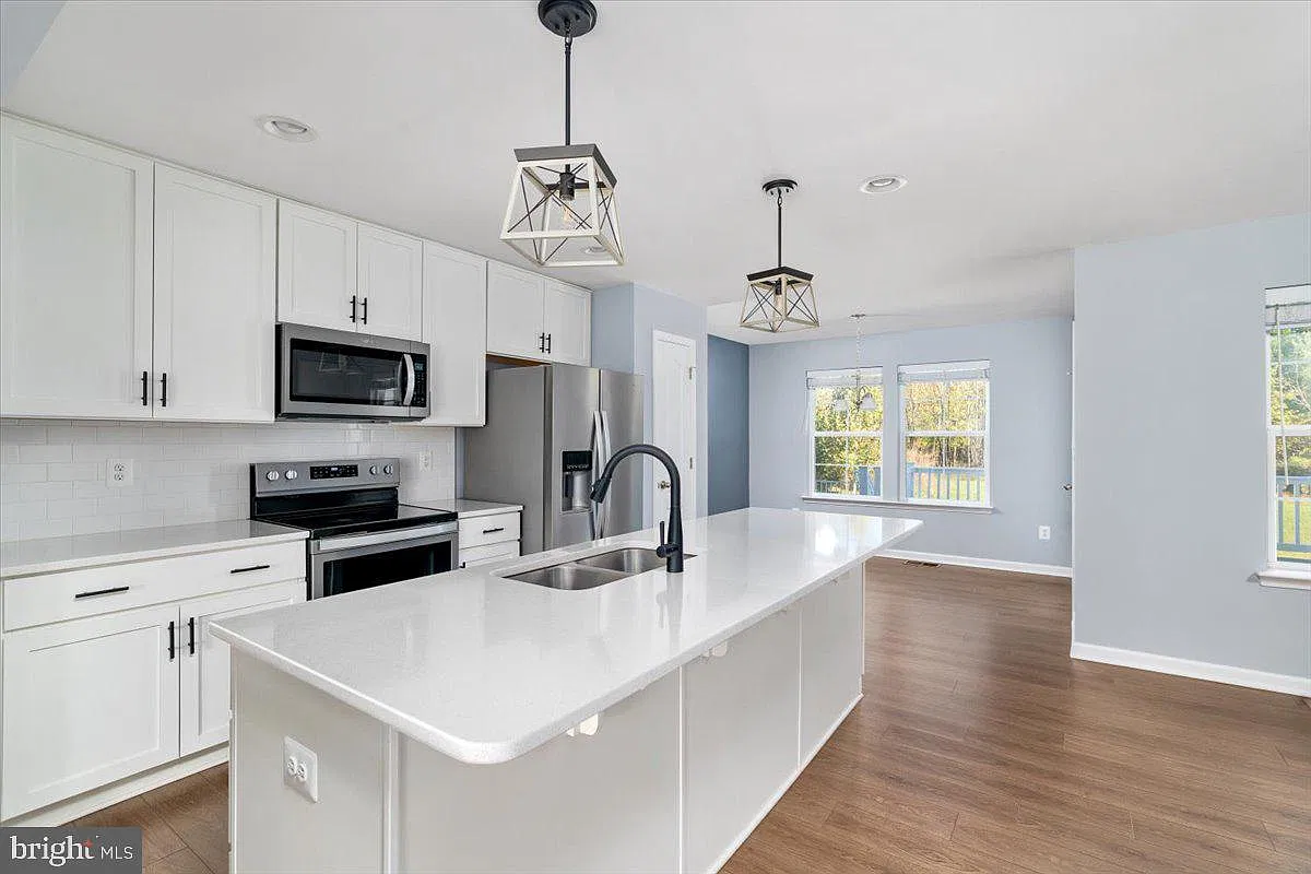 3 bed, 3.5 bath, 1934 sqft, $2,250 — Photo 2