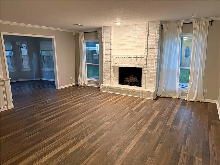 2234 Woodland Springs St — Photo 4