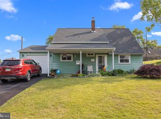 27 Hollyhock Ln, Levittown, PA