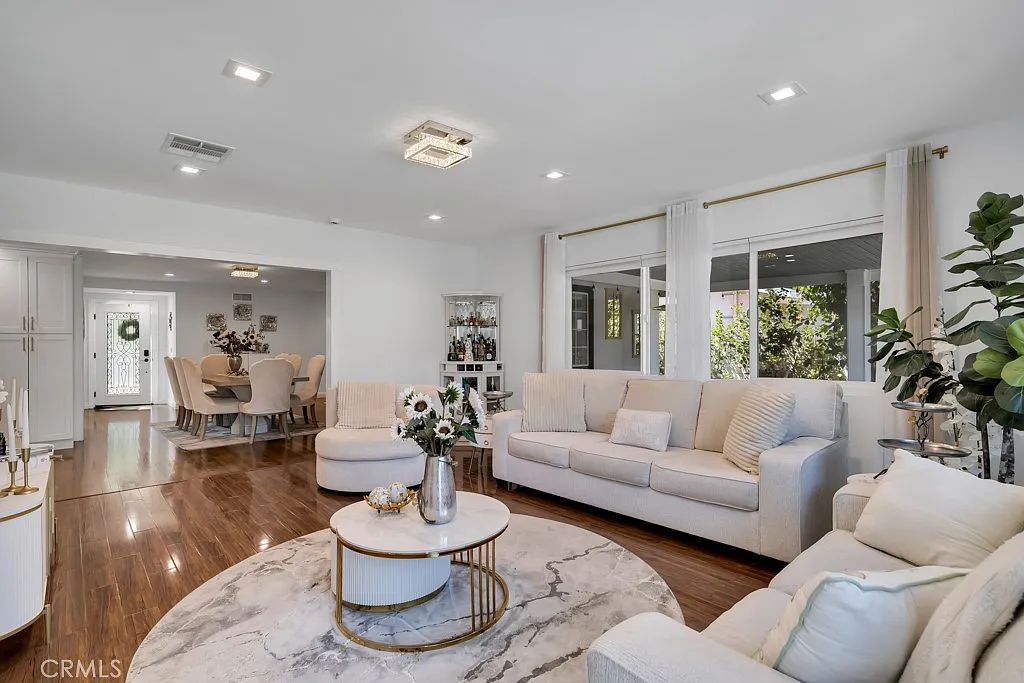 5 bed, 1981 sqft, $6,950 — Photo 4