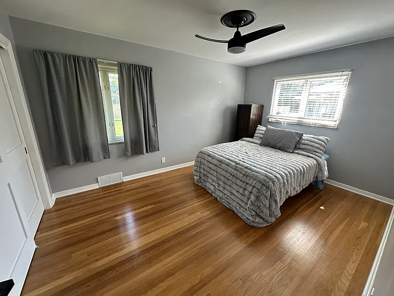 2352 Beverly Pl — Photo 6
