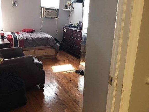 4th image of 10847 44th Ave