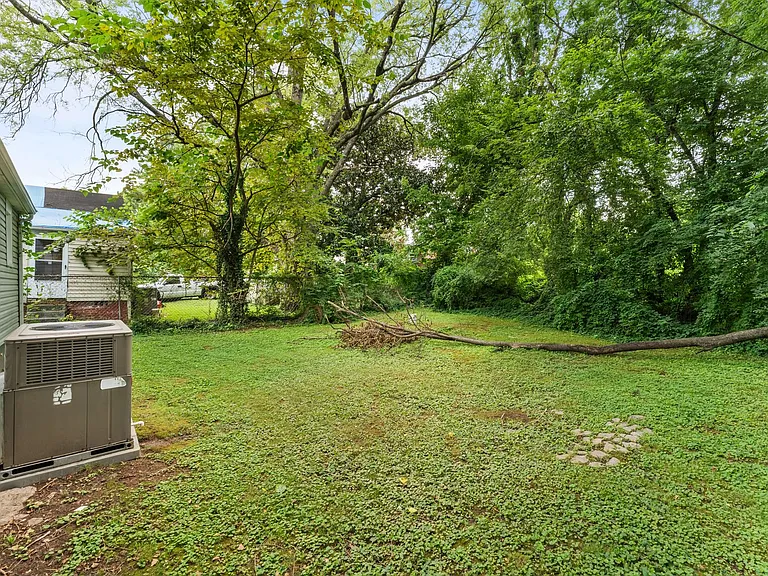2124 Woodbine Ave — Photo 17