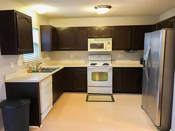4th image of 74 Nicole Dr