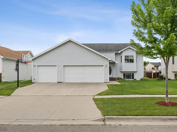 817 16th Avenue Ct W, West Fargo, ND 58078