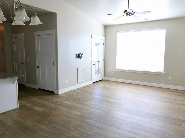 49 W Silver Springs Dr — Photo 3