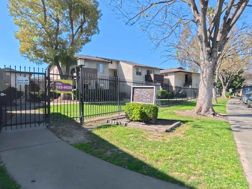 Silk Oak Apartments