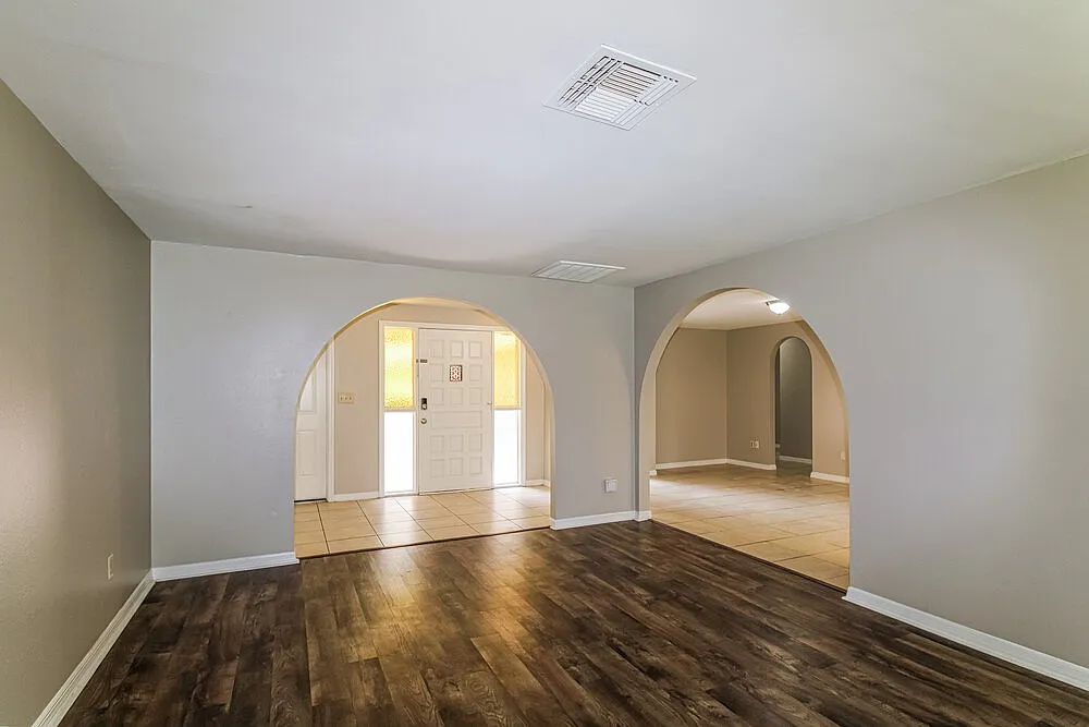 3 bed, 2.0 bath, 2010 sqft, $1,820 — Photo 4
