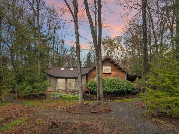 129 N Peninsula Dr, Central City, PA 15926