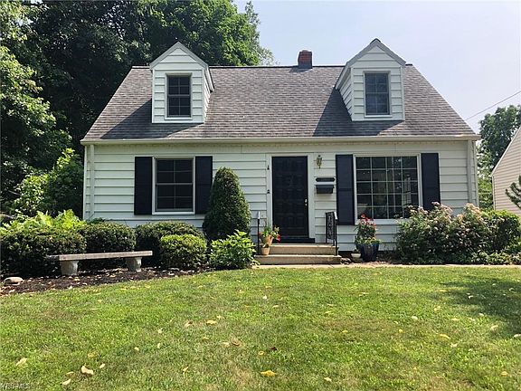 3rd image of 23903 Hedgewood Ave