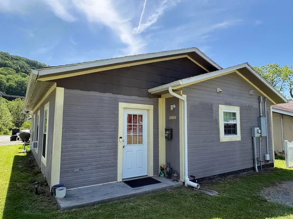 134 Spruce St, White Sulphur Springs, WV 24986
