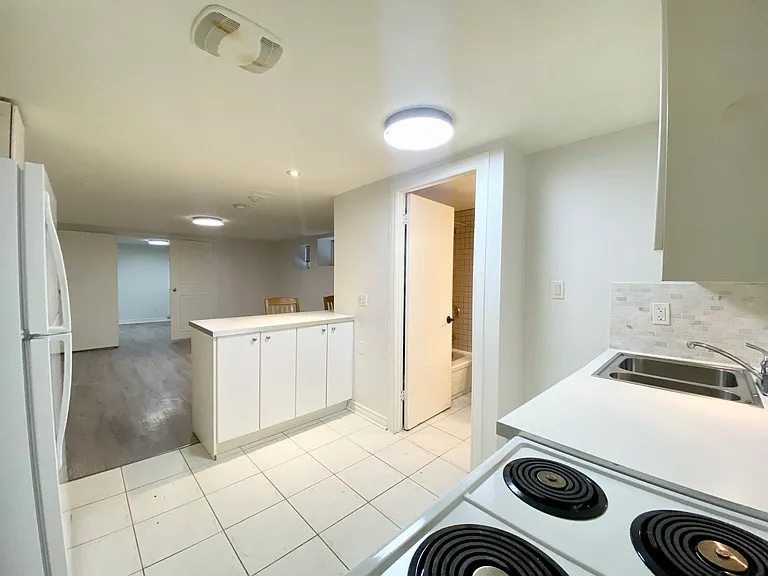 589 Annette St #BASEMENT — Photo 6