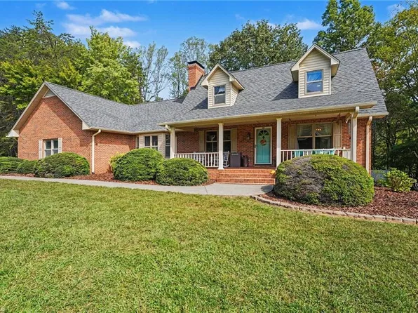 1100 Wolf Rock Rd, Walnut Cove, NC 27052
