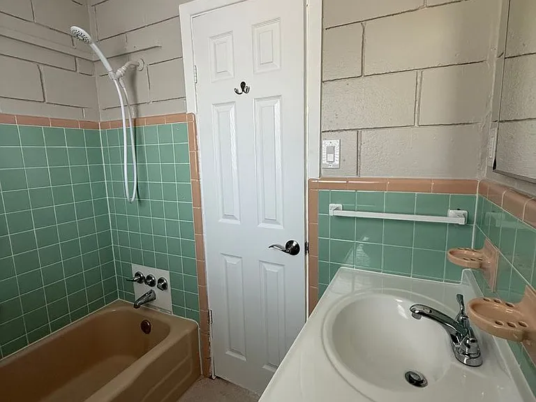 1215 Hartman Apartments — Photo 16