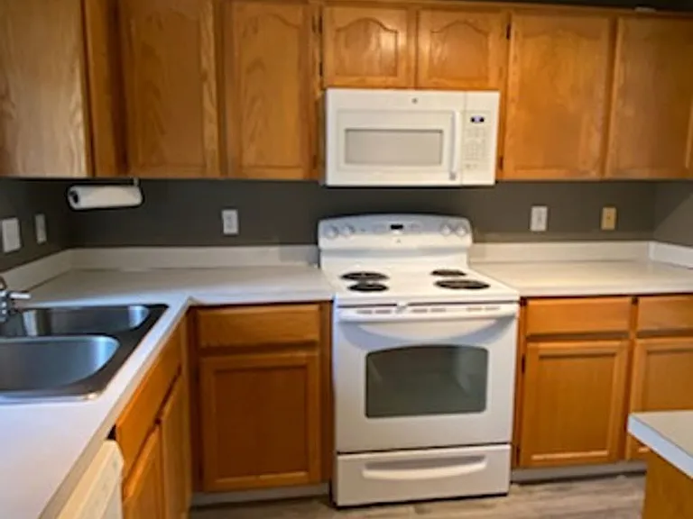 762-770 SW Sitka Dr — Photo 2