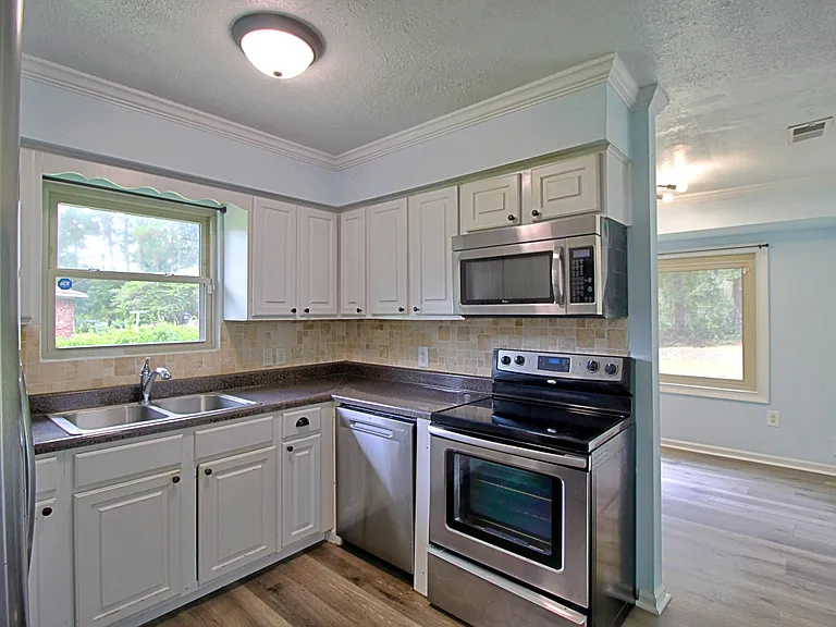 1062 Kelly Dr — Photo 10