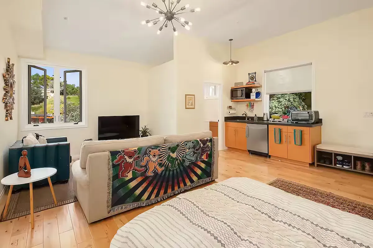 Studio, 500 sqft, $2,500 — Photo 1