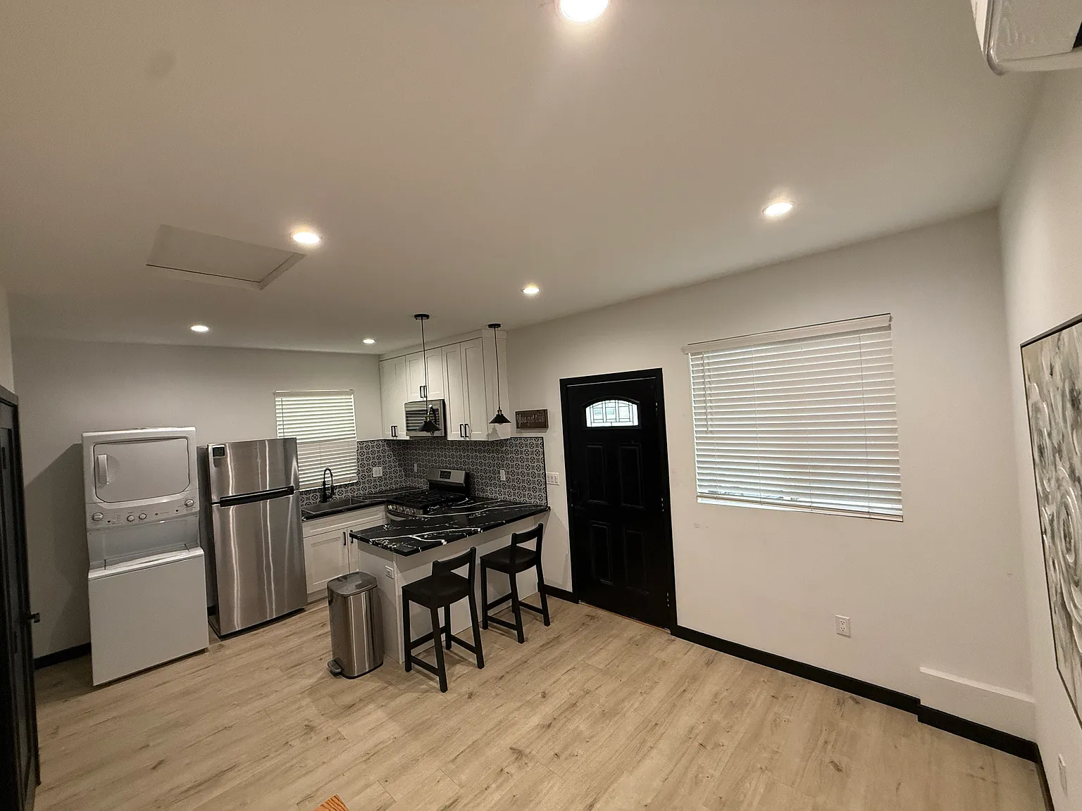 1 bed, 450 sqft, $2,300 — Photo 2