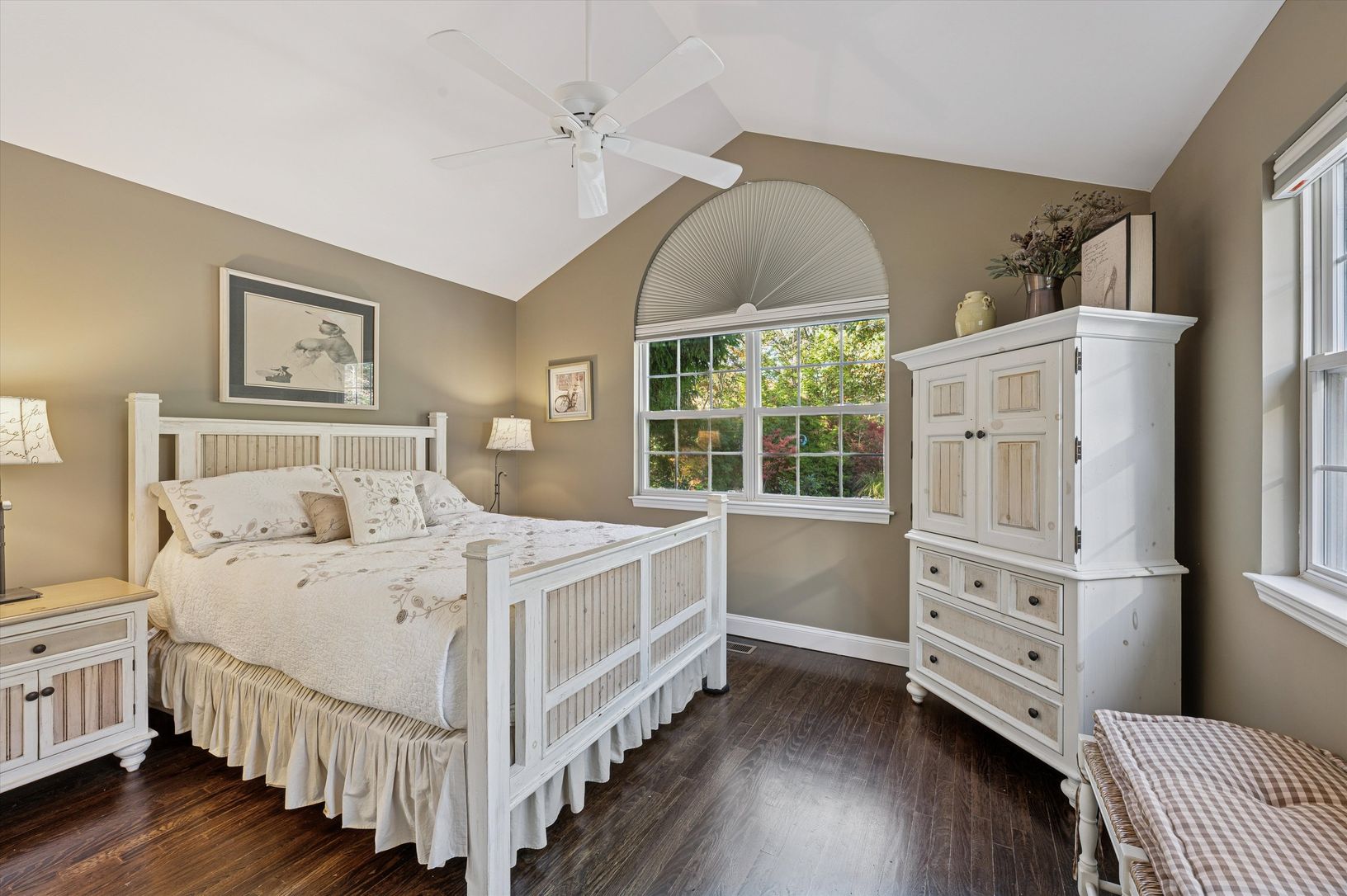  Light-Filled Bedroom
