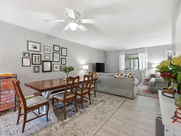 144 Quarterdeck — Photo 15