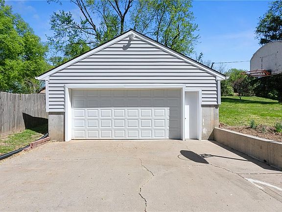 2nd image of 3118 NE 39th St