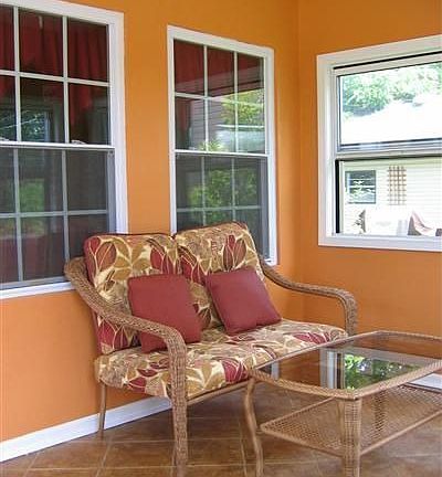Bright and Cheery Sunporch w/ Ceiling fan :)