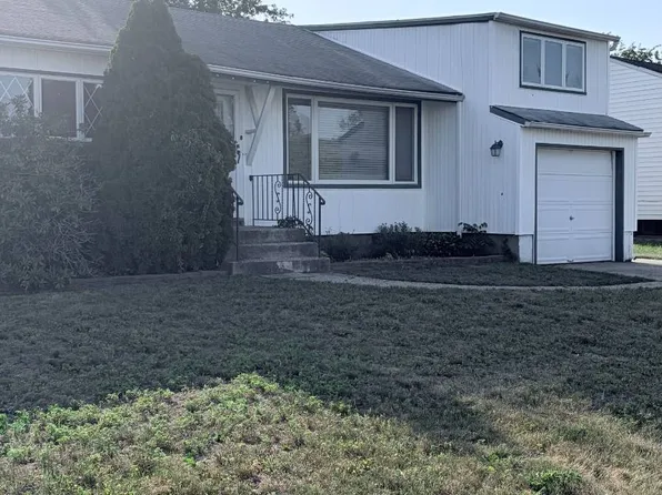 136 S Fordham Rd, Hicksville, NY 11801