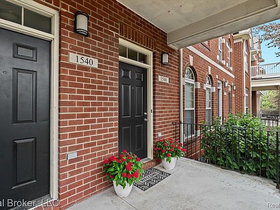 3rd image of 1546 Devon Ln