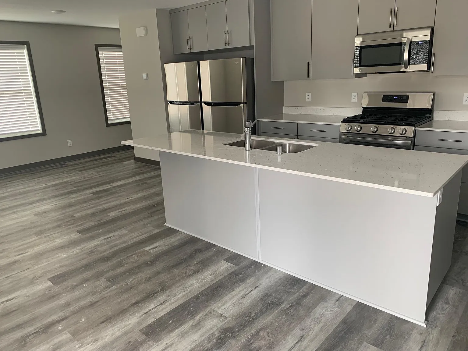 6 bed, $3,870 — Photo 4