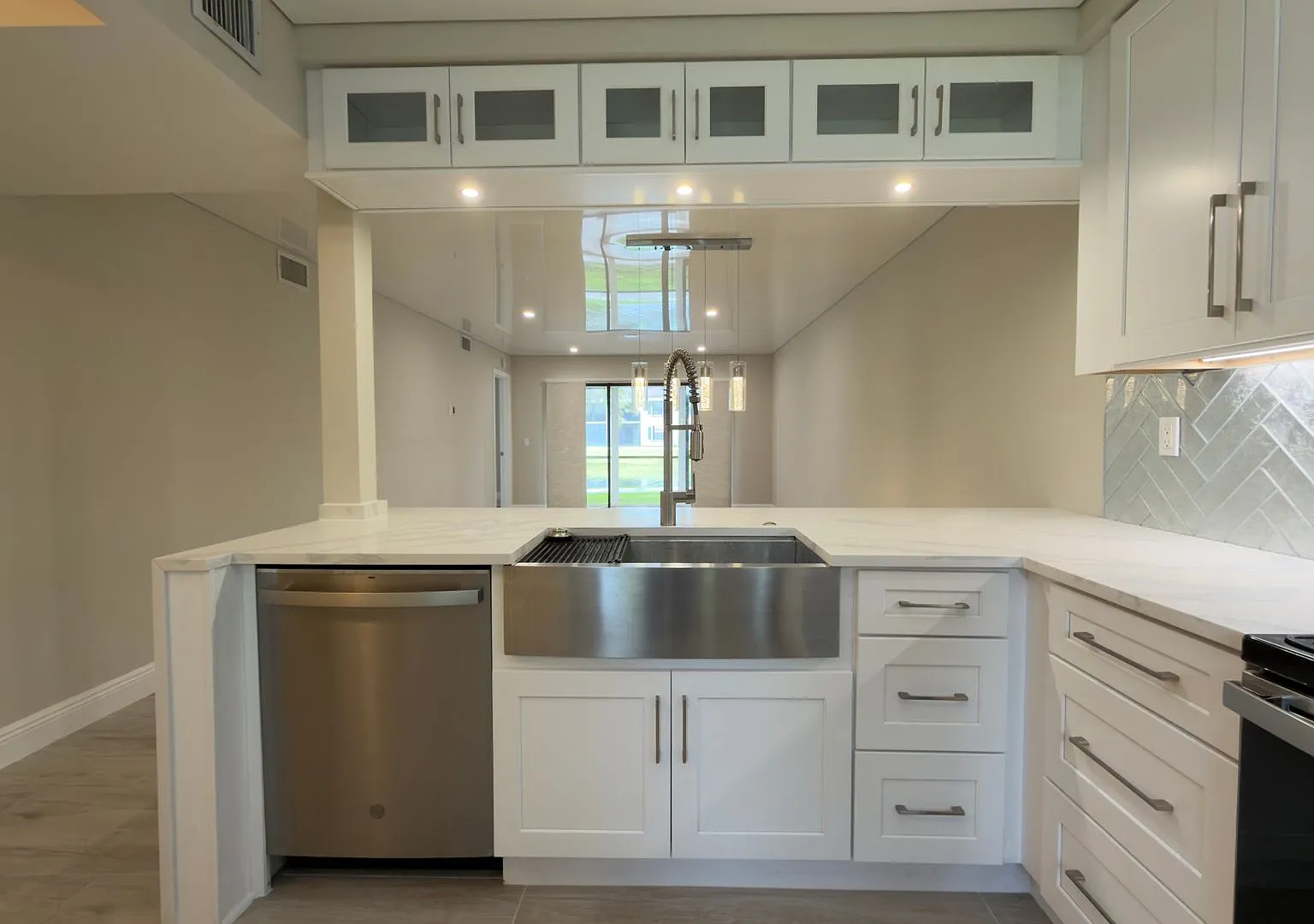 Modern 2-Bedroom First-Floor Residence with Peaceful Lake Views — Photo 3