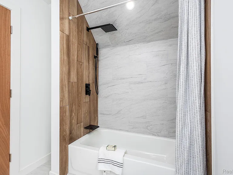 2744 Lawrence St — Photo 26