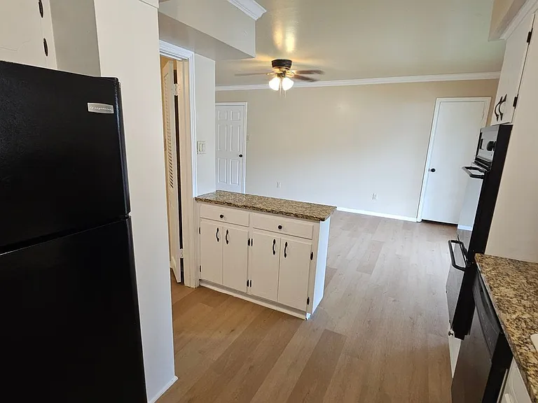 6033 Sandhurst Ln #D — Photo 18