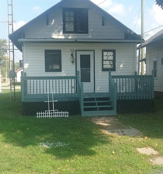 1st image of 923 W 3rd St