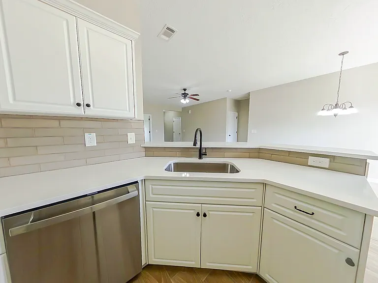 760 Keyes Dr — Photo 8